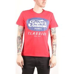 SuperDry New Tin Koszulka Czerwony. Czerwone koszulki męskie Superdry, xl, z nadrukiem, z bawełny, bez kołnierzyka, krótkie. Za 180,95 zł.