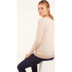 Swetry klasyczne damskie: Sweter w kolorze beżowym