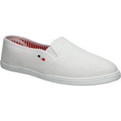 TENISÓWKI MCKEY R15-D-TN-626. Szare trampki i tenisówki damskie marki Mckey, bez wzorów, bez zapięcia. Za 19,99 zł.