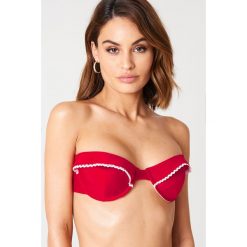 Andrea Hedenstedt x NA-KD Góra bikini z falbanką - Red. Czerwone bez kategorii marki Andrea Hedenstedt x NA-KD. W wyprzedaży za 33,90 zł.