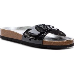 Klapki PEPE JEANS - Oban Studs PLS90419 Black 999. Czarne klapki damskie Pepe Jeans, z aplikacjami, z jeansu, bez obcasa. Za 215,00 zł.