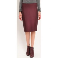 Mini spódniczka damska. Czerwone spódniczki damskie Top Secret, na zimę, bez wzorów, eleganckie, mini, ołówkowe. W wyprzedaży za 39,99 zł.