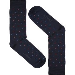 Skarpety w mikrowzór. Czarne skarpetki męskie marki LANCERTO, w kropki, z dzianiny. Za 29,90 zł.