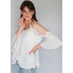 Plisowana bluzka na ramiączkach z rękawem typu cold shoulder MYKONOS. Niebieskie bluzki damskie Endoftheday, w koronkowe wzory, z poliesteru, boho, bez kołnierzyka, bez rękawów. Za 129,00 zł.