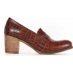 Półbuty na 6 cm słupku z tłoczeniem - skóra naturalna - model 250 - kolor brązowo-czarny krokodyl. Pomarańczowe półbuty damskie Zapato, bez wzorów, ze skóry, bez obcasa, na słupku, bez zapięcia. Za 319,00 zł.