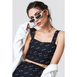 NA-KD Trend Top z logo NA-KD - Black. Czarne topy damskie marki NA-KD Trend, bez wzorów, bez kołnierzyka. W wyprzedaży za 50,47 zł.