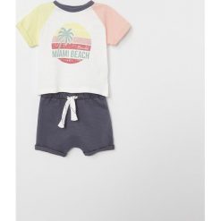 Zestaw t-shirt i szorty - Szary. Szare spodenki i szorty męskie Reserved, bez wzorów. W wyprzedaży za 39,99 zł.