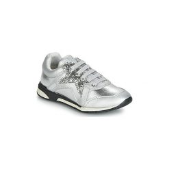 Buty Dziecko Guess LITZY. Szare trampki dziewczęce Guess, z aplikacjami, bez zapięcia. Za 181,30 zł.