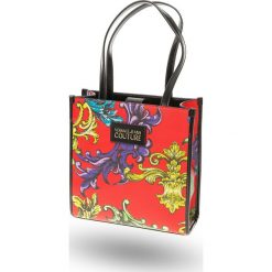 TOREBKA Versace Jeans Couture. Czerwone torebki worki damskie Versace Jeans Couture, w paski, z jeansu, na ramię, z aplikacjami. Za 400,95 zł.
