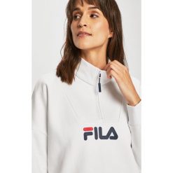 FILA - Bluza 687059. Białe bluzy damskie Fila, s, z nadrukiem, z bawełny, z krótkim rękawem, krótkie, bez kaptura. W wyprzedaży za 179,90 zł.