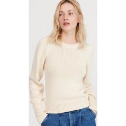 Sweter z bufiastymi rękawami - Kremowy. Białe swetry damskie Reserved, s, bez wzorów, bez rękawów, bez kaptura. W wyprzedaży za 49,99 zł.