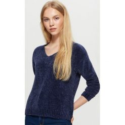 Szenilowy sweter z dekoltem - Granatowy. Niebieskie bez kategorii marki Cropp, m. W wyprzedaży za 29,99 zł.