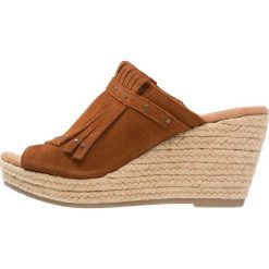 Chodaki damskie: Minnetonka QUINN Klapki brown