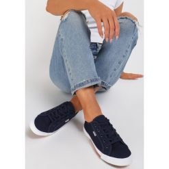 Granatowe Tenisówki Rhaerose. Niebieskie trampki i tenisówki damskie Renee, bez wzorów, bez zapięcia. W wyprzedaży za 69,99 zł.