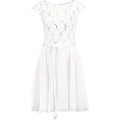 Swing Sukienka koktajlowa ivory. Białe sukienki damskie marki Swing, bez wzorów, z elastanu, wizytowe, bez kołnierzyka, bez rękawów. Za 549,00 zł.