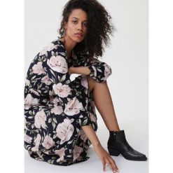 Granatowo-Różowa Sukienka Joyous. Niebieskie sukienki damskie Born2be, s, w kwiaty, bez kołnierzyka, bez rękawów, maxi, kopertowe. Za 129,99 zł.