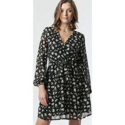 Czarna Sukienka Olsen. Czarne sukienki damskie Born2be, xl, w paski, bez kołnierzyka, z długim rękawem, długie, mini, kopertowe. Za 99,99 zł.