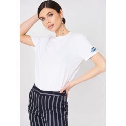 T-shirty damskie: NA-KD T-shirt Rose Sleeve Embroidery - White