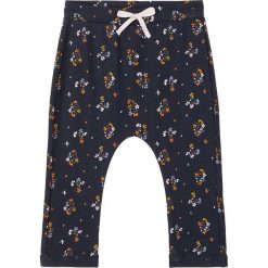 Spodnie "Neel" w kolorze granatowym. Niebieskie spodnie niemowlęce name it girls, bez wzorów, z bawełny. W wyprzedaży za 32,95 zł.