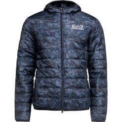 Kurtka EA7 EMPORIO ARMANI. Niebieskie płaszcze męskie EA7 Emporio Armani, bez wzorów, sportowe, z kapturem. W wyprzedaży za 658,00 zł.