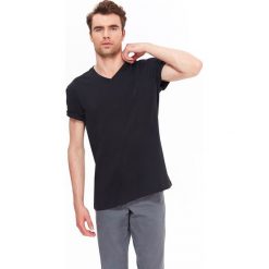 T-shirt męski w serek z elastycznej dzianiny. Czarne t-shirty męskie Top Secret, xxl, bez wzorów, z bawełny, z dekoltem w serek, krótkie. Za 39,99 zł.