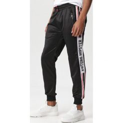 Czarne Spodnie Melossa. Czarne spodnie męskie Born2be, xl, bez wzorów, z dresówki. W wyprzedaży za 64,99 zł.