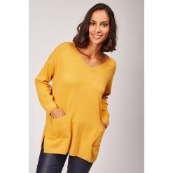 Sweter w kolorze musztardowym. Żółte swetry damskie L'étoile du cachemire, bez wzorów, z kaszmiru, klasyczne, bez rękawów, bez kaptura. W wyprzedaży za 129,95 zł.