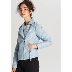 Ramoneska z wężowym motywem - Niebieski. Niebieskie kurtki damskie Cropp, s, bez wzorów, bez kaptura. W wyprzedaży za 69,99 zł.