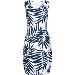 Sukienka shirtowa z nadrukiem bonprix ciemnoniebiesko-biały z nadrukiem. Niebieskie sukienki damskie bonprix, z nadrukiem, bez kołnierzyka, bez rękawów. Za 54,99 zł.