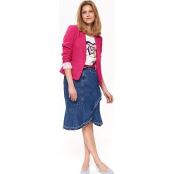 ŻAKIET ZE STRUKTURALNEJ TKANINY. Różowe żakiety damskie Top Secret, w paski, z jeansu. W wyprzedaży za 149,99 zł.