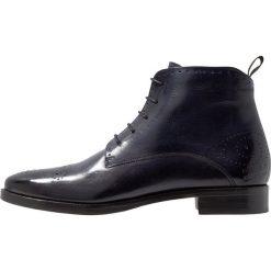 Melvin & Hamilton BETTY Ankle boot navy. Niebieskie botki damskie marki Melvin & Hamilton, ze skóry, bez obcasa, bez zapięcia. Za 759,00 zł.