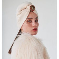 Turban z dekoracyjną broszką - Biały. Białe broszki damskie Reserved. Za 99,99 zł.