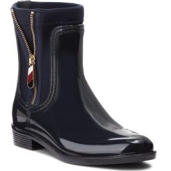 Kalosze TOMMY HILFIGER - Material Mix Rain Bo FW0FW03562 Midnight 403. Niebieskie kalosze damskie TOMMY HILFIGER, bez wzorów, z tworzywa sztucznego. W wyprzedaży za 279,00 zł.