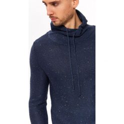 Sweter z luźnym golfem. Niebieskie swetry męskie Top Secret, na lato, xl, bez wzorów, z dzianiny, z golfem, bez kaptura. W wyprzedaży za 39,99 zł.