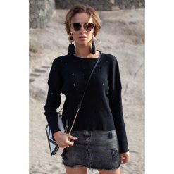 Czarny Lekki Sweter z Ozdobnymi Oczkami. Czarne swetry damskie Molly.pl, uniwersalny, bez wzorów, z jeansu, wakacyjne, z krótkim rękawem, krótkie, bez kaptura. Za 99,90 zł.