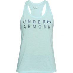 Top w kolorze jasnoniebieskim. Niebieskie topy sportowe damskie marki Under Armour, xs, z nadrukiem, z materiału, z okrągłym kołnierzem. W wyprzedaży za 64,95 zł.