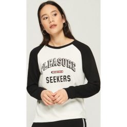 Bluza z reglanowymi rękawami - Kremowy. Białe bluzy damskie Sinsay, l. W wyprzedaży za 19,99 zł.