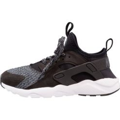 Nike Sportswear HUARACHE RUN ULTRA SE (PS) Tenisówki i Trampki black/anthracite/cool grey. Czarne trampki dziewczęce Nike Sportswear, z tworzywa sztucznego. W wyprzedaży za 233,35 zł.