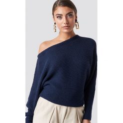NA-KD Dzianinowy sweter z odkrytymi ramionami - Blue. Niebieskie swetry damskie NA-KD, bez wzorów, z bawełny, bez rękawów, bez kaptura. Za 121,95 zł.