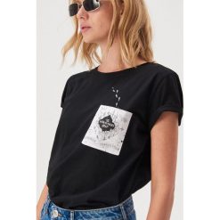 T-shirt z motywem Harry Potter - Czarny. Czarne t-shirty damskie Sinsay, xs, bez wzorów, bez kołnierzyka. Za 29,99 zł.
