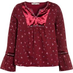 Abercrombie & Fitch EMBROIDERED SHINE Bluzka burg grounded floral. Czerwone t-shirty chłopięce marki Abercrombie & Fitch, z bawełny. Za 179,00 zł.