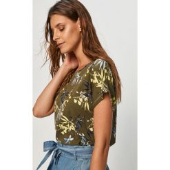 Answear - T-shirt Answear Lab. Zielone bluzki damskie ANSWEAR, s, w kwiaty, z wiskozy, casualowe, z okrągłym kołnierzem, z krótkim rękawem. Za 49,90 zł.