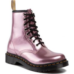 Glany DR. MARTENS - 1460 Vegan 25279650 Pink/Goldmix. Różowe glany damskie Dr. Martens, ze skóry ekologicznej, bez obcasa, bez zapięcia. W wyprzedaży za 419,00 zł.