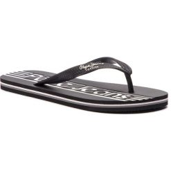 Japonki PEPE JEANS - Swimming Durham PMS70073 Black 999. Czarne klapki męskie Pepe Jeans, z jeansu, bez zapięcia. W wyprzedaży za 79,00 zł.