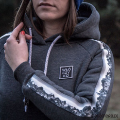 Bluza damska z kapturem WŁÓCZYKIJ - grafit. Czarne bluzy damskie Pakamera, bez wzorów, bez rękawów, z kapturem. Za 229,00 zł.