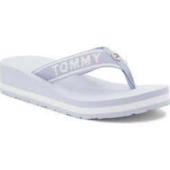 Japonki TOMMY HILFIGER - Tommy Branding Beach Sandal FW0FW02953 Halogen Blue 425. Niebieskie klapki damskie marki TOMMY HILFIGER, bez wzorów, z tworzywa sztucznego, bez obcasa, na obcasie. W wyprzedaży za 149,00 zł.