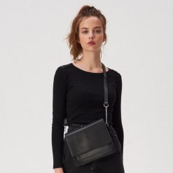 Bawełniana bluzka basic - Czarny. Czarne bluzki damskie Sinsay, s, bez wzorów, z bawełny, bez kołnierzyka, bez rękawów. Za 24,99 zł.
