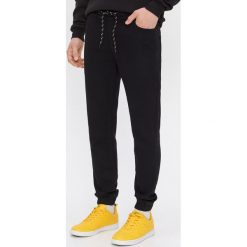Denimowe joggery - Czarny. Czarne spodnie męskie House, m, bez wzorów, z jeansu. Za 99,99 zł.