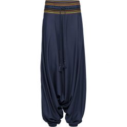 Spodnie alladynki bonprix ciemnoniebieski wzorzysty. Niebieskie spodnie damskie bonprix. Za 129,99 zł.