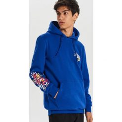 Bluza z nadrukiem - Fioletowy. Fioletowe bluzy męskie Cropp, s, z nadrukiem, bez kołnierzyka, bez rękawów, bez kaptura. Za 119,99 zł.